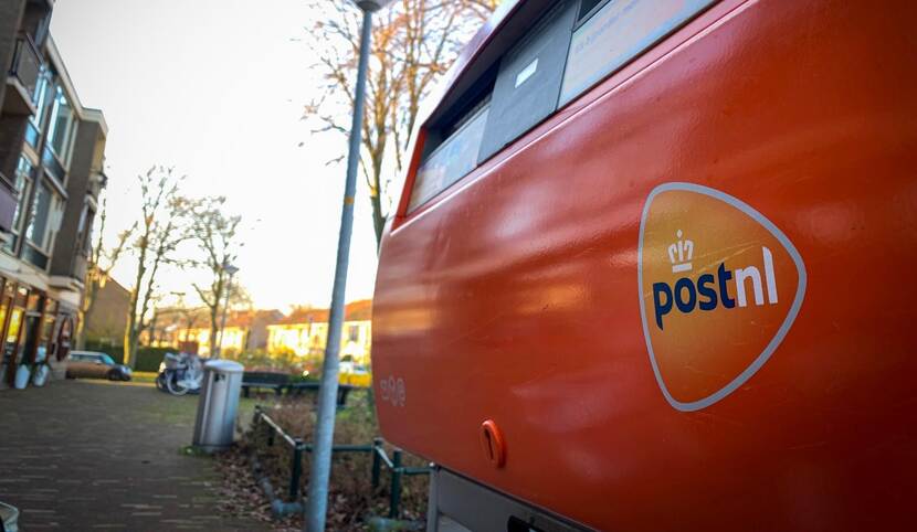 Oranje brievenbus met PostNL logo