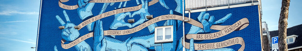 Muurschildering in het kader van 175 jaar grondwet op een woningcomplex aan het Westplein in Utrecht.