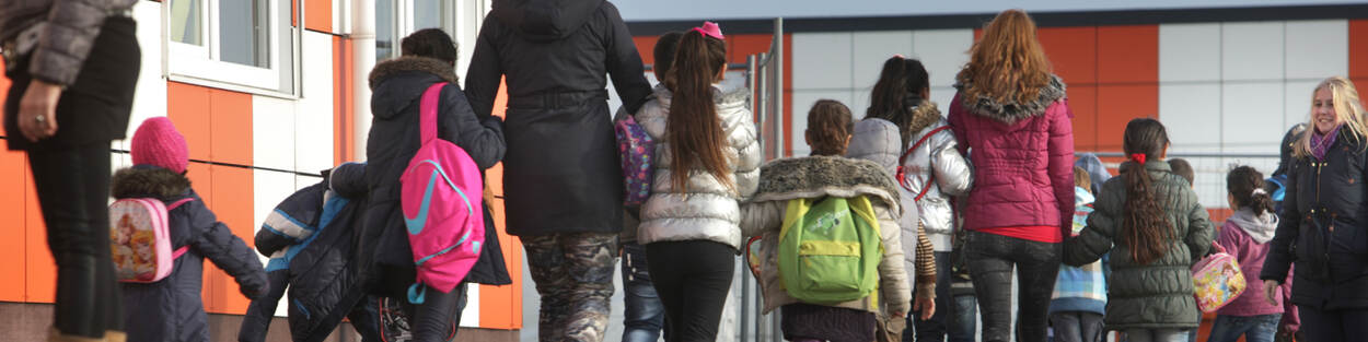 Kinderen bij de basisschool op het terrein van de asielopvang in Ter Apel