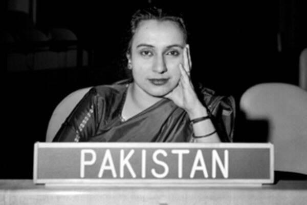 Begum Shaista Ikramullah, afgevaardigde van Pakistan naar de Derde Commissie van de VN, december 1956