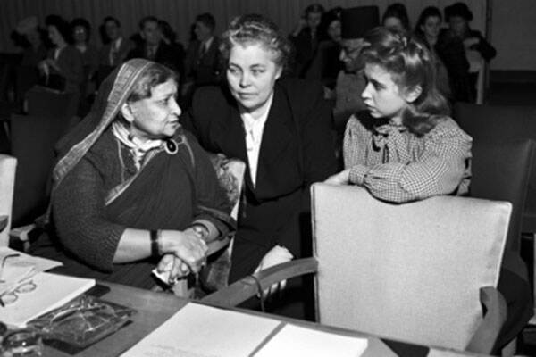 Begum Hamid Ali (links) praat met Evdokia I. Uralova (midden), en een tolk, januari 1948