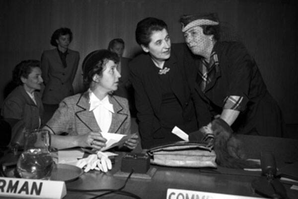 Marie-Hélène Lefaucheux uit Frankrijk (links), voorzitter van de Commissie voor de Status van Vrouwen; Mary Sutherland uit het Verenigd Koninkrijk (midden); en Olive Remington Goldman uit de Verenigde Staten (rechts), januari 1948