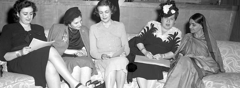 Van links naar rechts: Angela Jurdak (Libanon), Fryderyka Kalinowski (Polen), Bodil Begtrup (Denemarken), Minerva Bernardino (Dominicaanse Republiek), en Hansa Mehta (India), mei 1946.