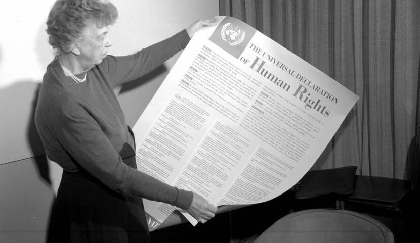 Eleanor Roosevelt met een poster van de Universele Verklaring van de Rechten van de Mens in november 1949