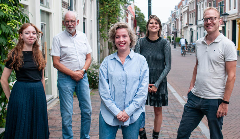 Denise Harleman, oprichter van Collectief Kapitaal, met achter zich vier leden van de Utrechtgroep, in de Lange Nieuwstraat in Utrecht.