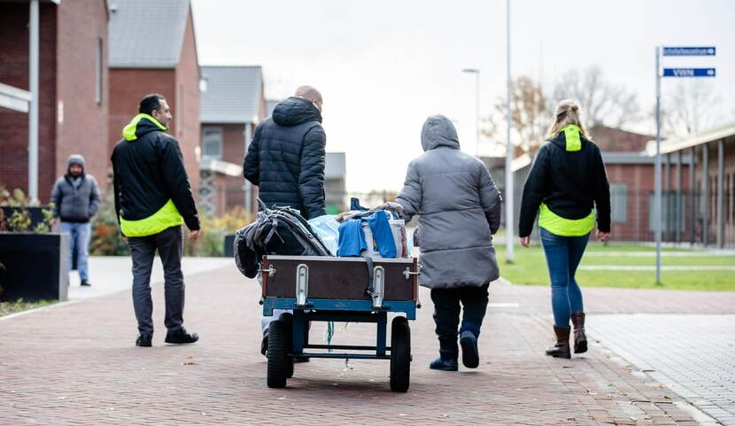 Asielzoekers komen aan in Ter Apel