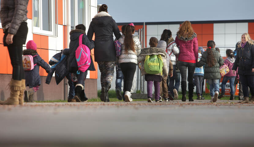 Kinderen bij de basisschool van de asielopvang in Ter Apel.