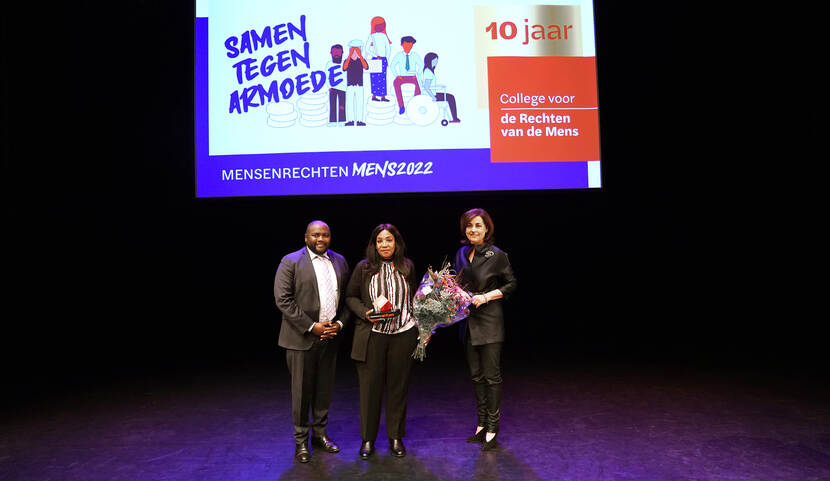 Celien Anches, winnaar MensenrechtenMens 2022, met oud-winnaar Mpanzu Bamenga en voorzitter Jacobine Geel.