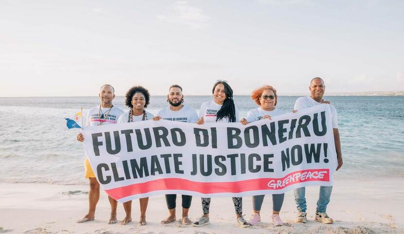 Zes klimaatactivisten op het strand van Te Amo Beach op Bonaire