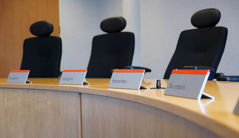 Stoelen van de rechters in de zittingszaal van het College in Utrecht