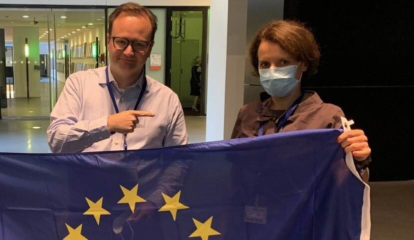 John Morijn (links) met EU vlag