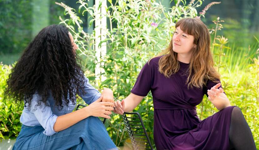 Myriem Bouaddi en Iris Muis in gesprek buiten in Rotterdam