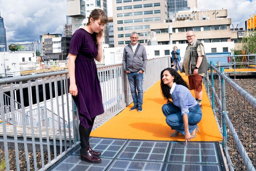 Myriem Bouaddi en Iris Muis op brug met lichtjes in Rotterdam