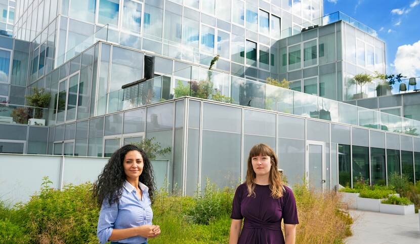 Myriem Bouaddi en Iris Muis voor een gebouw in Rotterdam
