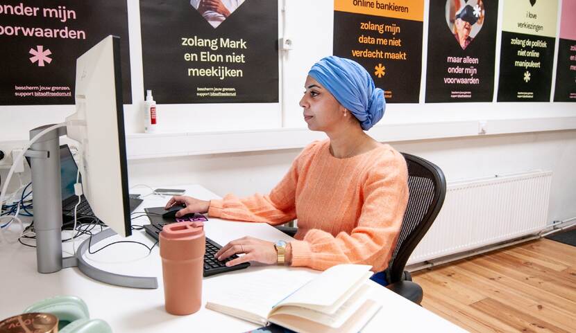 Nadia Benaissa aan het werk achter haar bureau bij Bits of Freedom