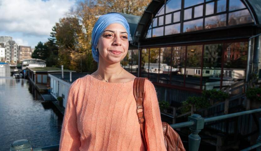 Nadia Benaissa op een brug in Amsterdam