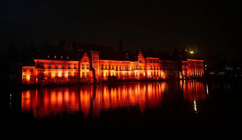 Het Binnenhof en de Hofvijver kleuren oranje in het teken van de Orange the World campagne