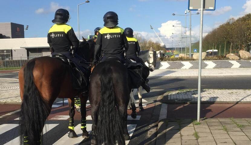 Politiemensen houden toezicht op voetbalsupporters