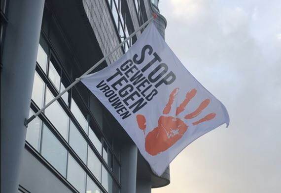 Vlag met tekst: Stop geweld tegen vrouwen