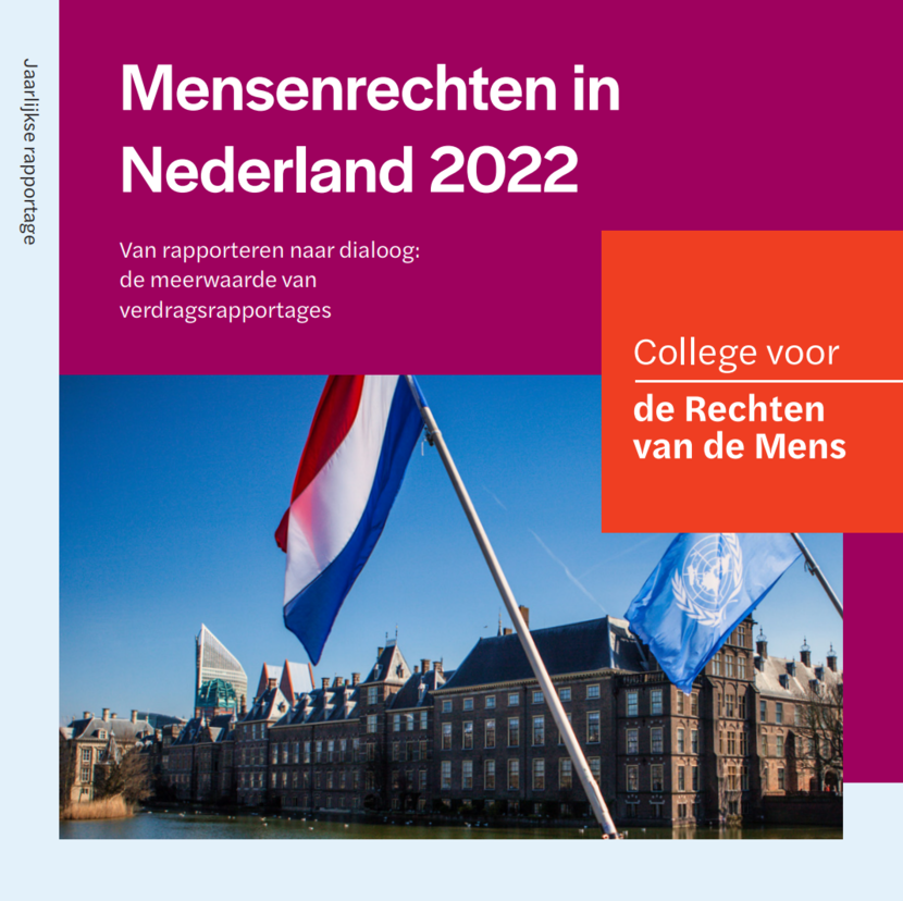 De cover van de jaarlijkse rapportage mensenrechten 2022, met een foto van de Hofvijver in Den Haag waarvoor de Nederlandse vlag en de VN vlag hangen.