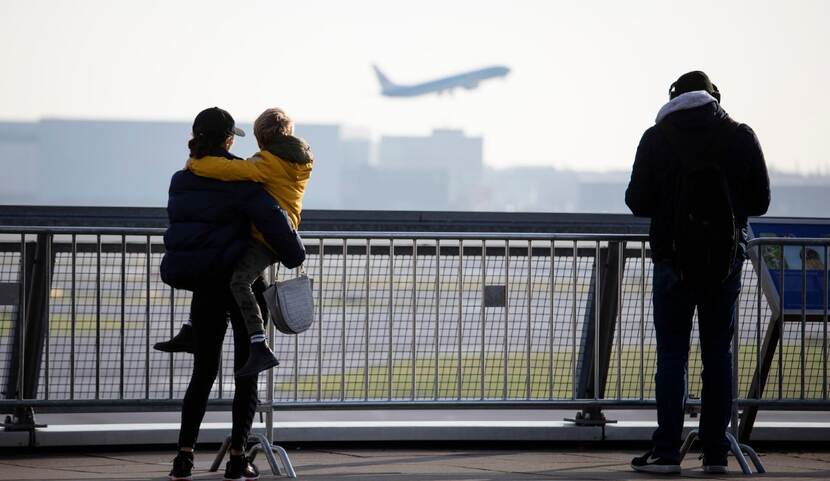 Een vliegtuig stijgt op bij Schiphol