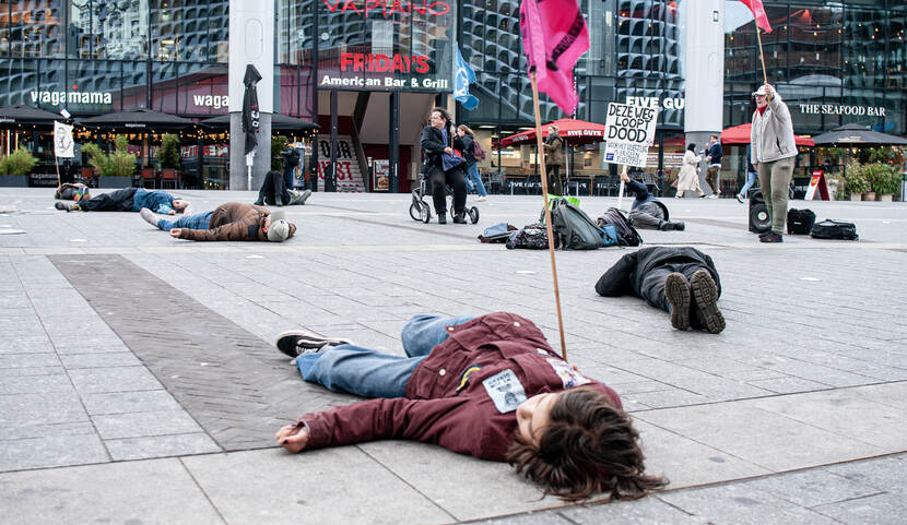 Activisten van Extinction Rebellion tijdens de maandelijke Klimaatactie op Utrecht Centraal.