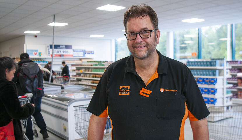 Frank coördineert de klantenstroom in de winkel van Voedselbank Tilburg