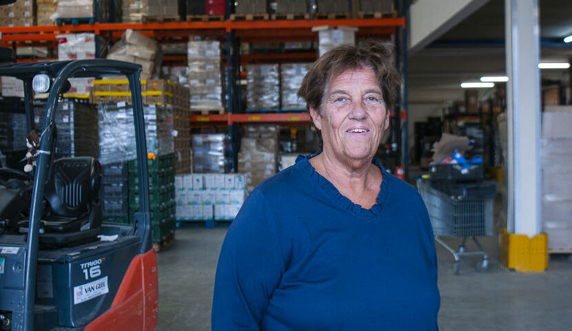 Directeur Ien de Kock in het magazijn van Voedselbank Tilburg.